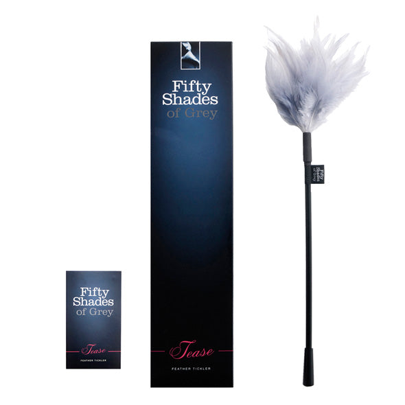Tease streelveer naast de zwarte doos en het kaartje van Fifty Shades of Grey