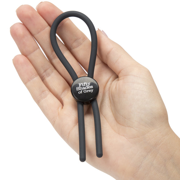 Verstelbare lasso cockring van Fifty Shades of Grey in een open hand, toont het formaat