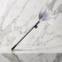 Fifty Shades Tease streelveer met lichtgrijze veren en zwarte steel op een marmeren plank