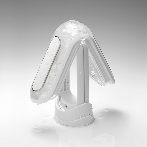 Opengeklapte Flip Zero EV droogt op de beugel boven de oplaadbasis, Tenga