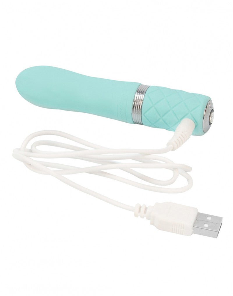 Licht blauwe Flirty mini vibrator met de USB-laadkabel aangesloten, Pillow Talk