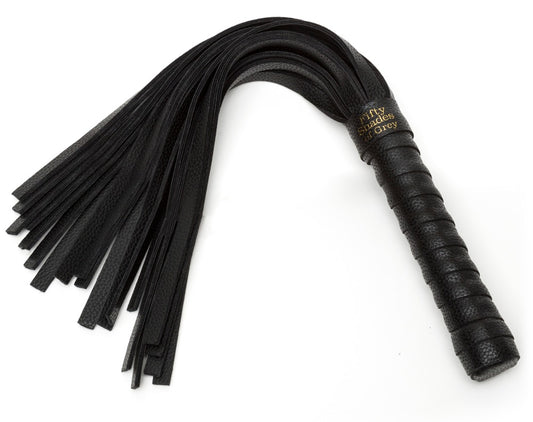 Zijaanzicht van handvriendelijke beginner flogger met ergonomische handgreep en flexibele zweepjes