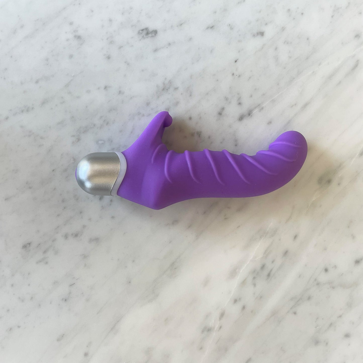 Fonzie G-spot vibrator detailfoto in paars siliconen met geribbelde schacht