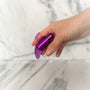 Frisky vingervibrator in paars gedragen om vinger met genopte siliconen huls