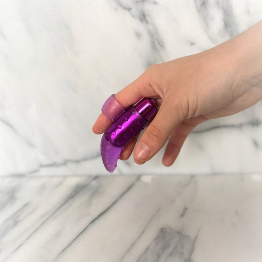 Frisky vingervibrator in paars gedragen om vinger met genopte siliconen huls