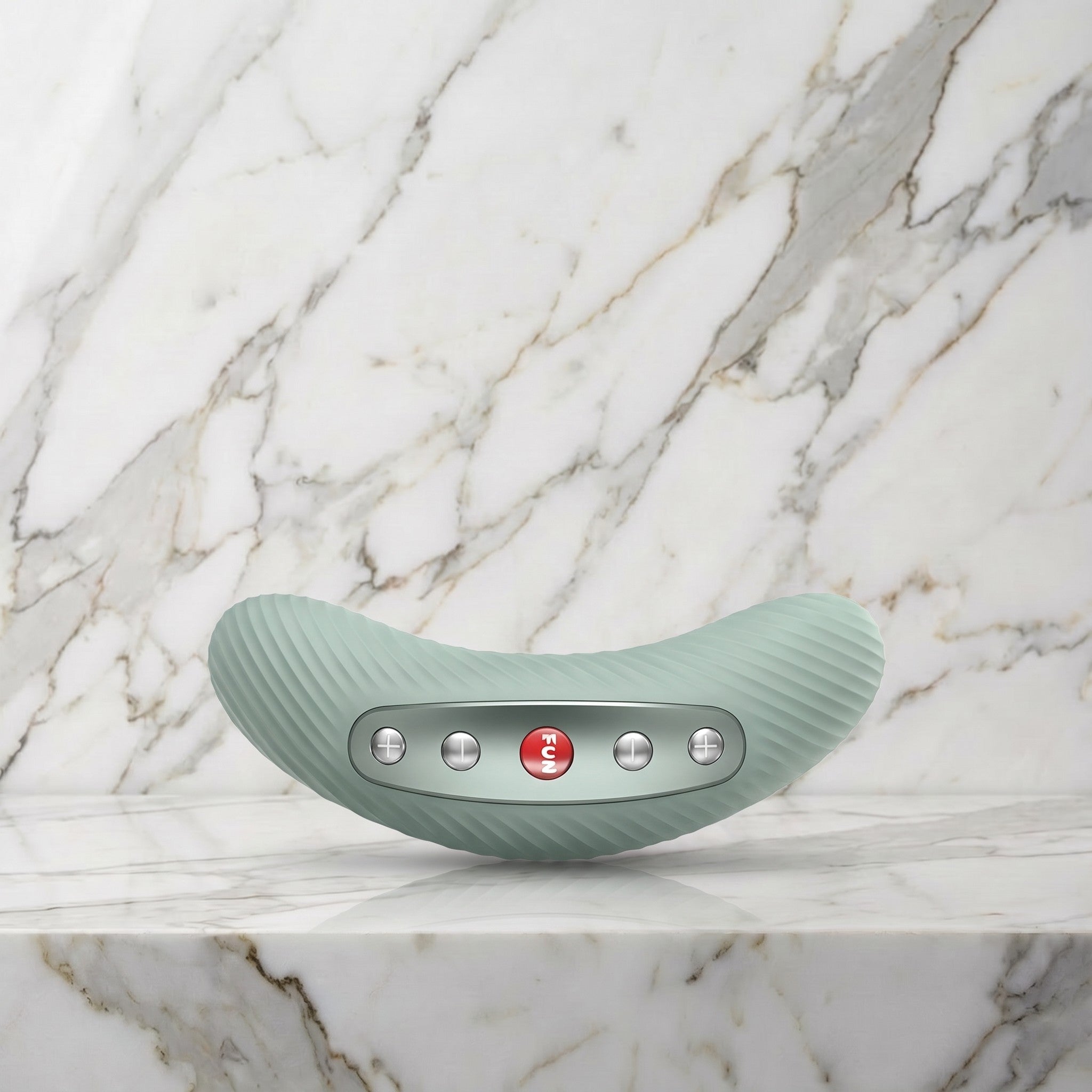 Saliegroene Fun Factory Laya III oplegvibrator liggend op een marmeren plank