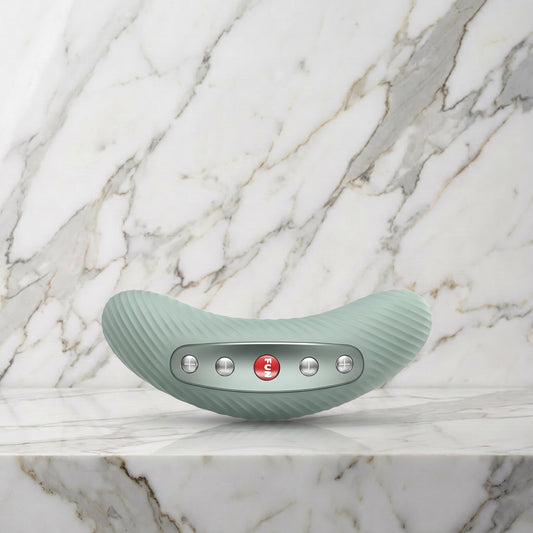 Saliegroene Fun Factory Laya III oplegvibrator liggend op een marmeren plank