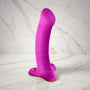 Roze gebogen dildo met zuigvoet rechtop op een marmeren plank, Fun Factory MAGNUM
