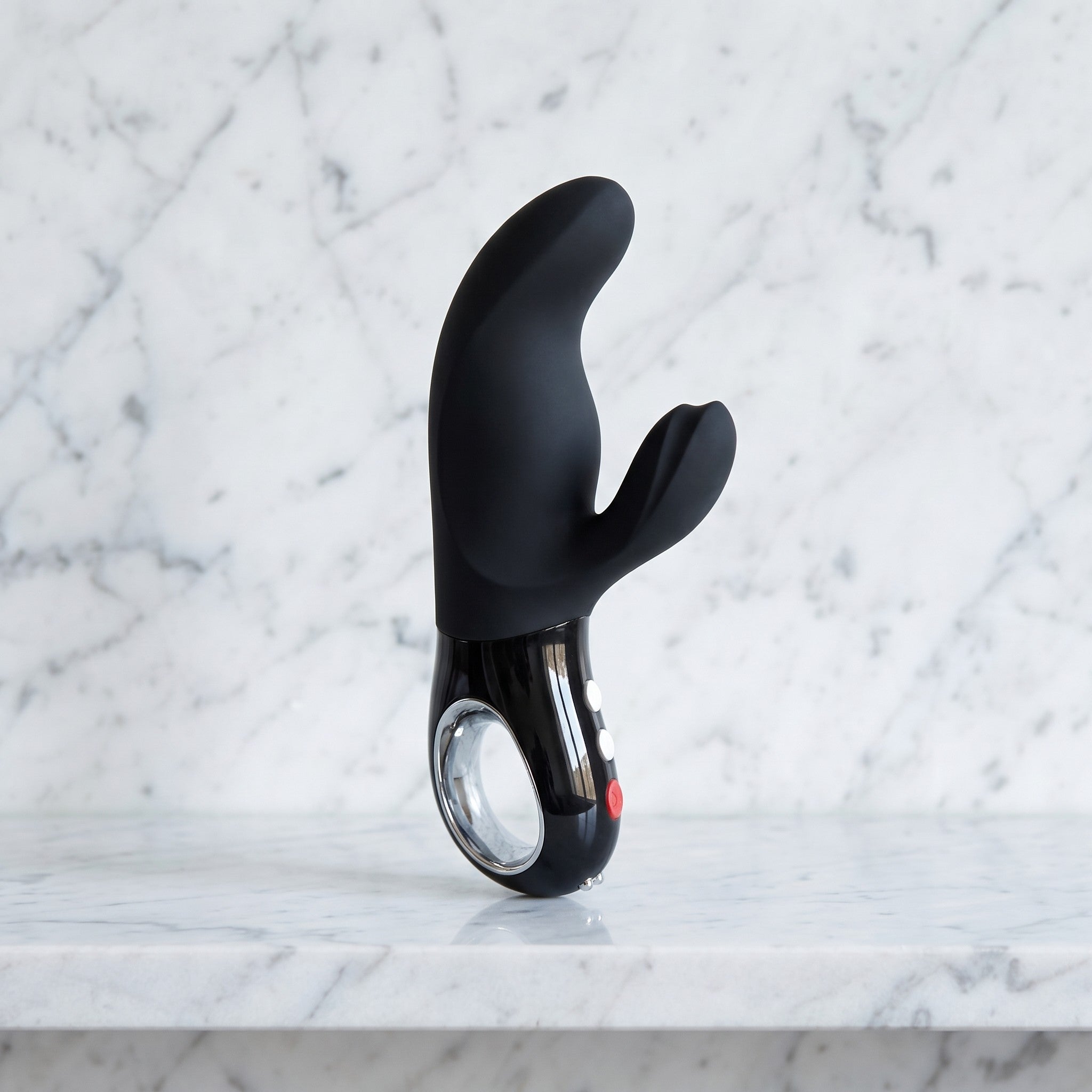 Zwarte Fun Factory Miss Bi rabbit vibrator rechtop op een marmeren plank