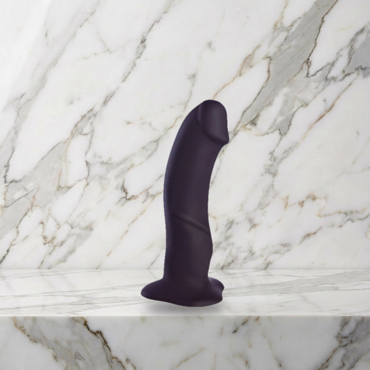 Zwarte licht gebogen dildo met platte voet op een marmeren plank, The Boss van Fun Factory