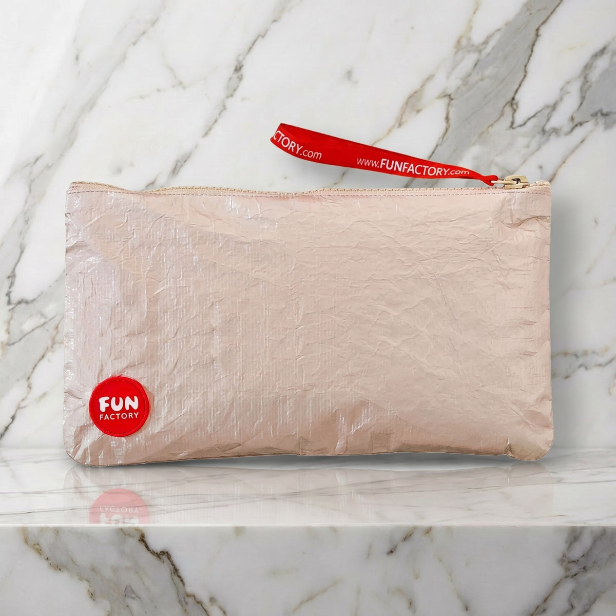 Goudkleurig opbergtasje met rits en rood lint op een marmeren plank, Fun Factory Toy Bag M