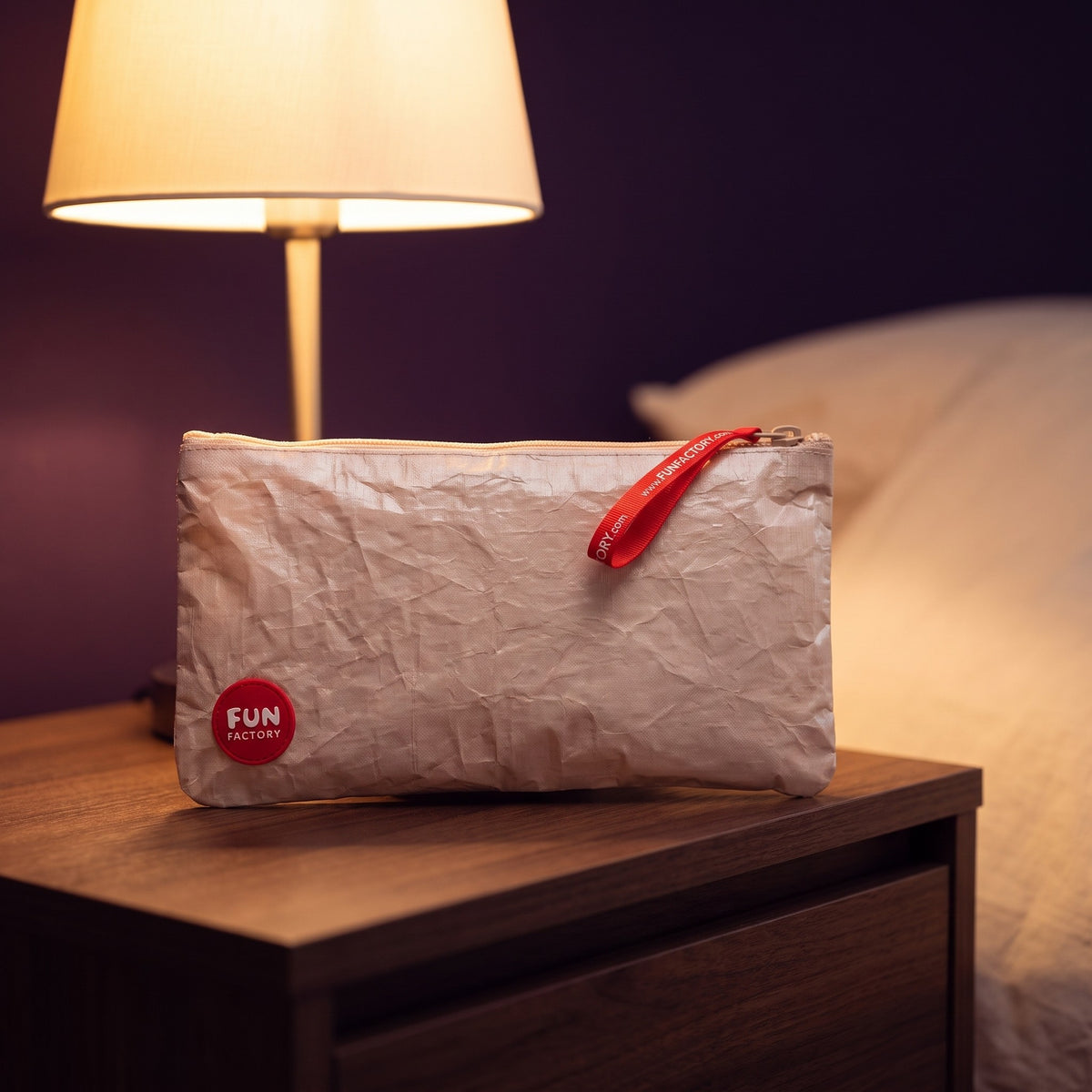 Sfeerbeeld: Fun Factory Toy Bag op een nachtkastje naast een brandende lamp