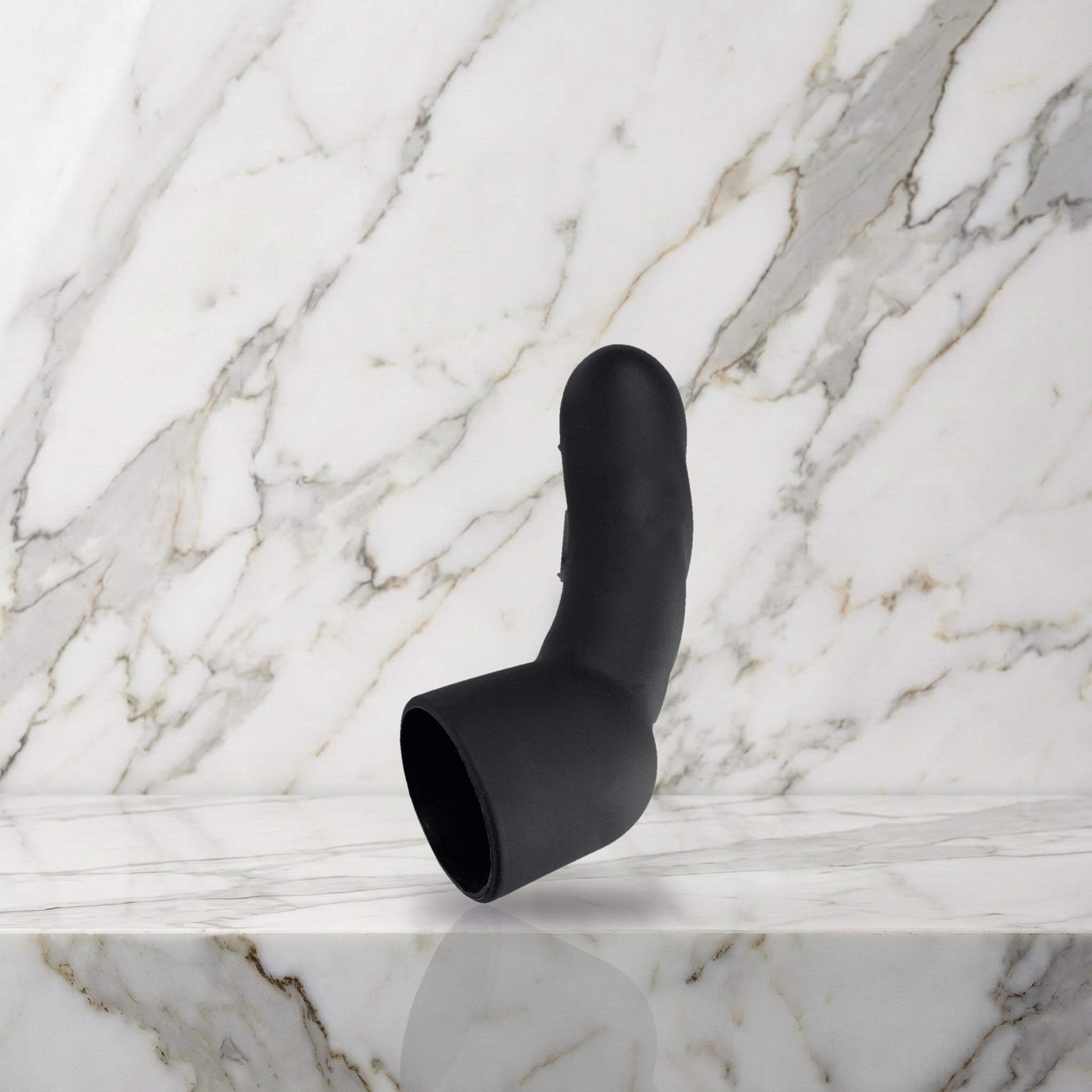 Zwart G-spot opzetstuk voor de Melody en VIM wandmassager op een marmeren plank