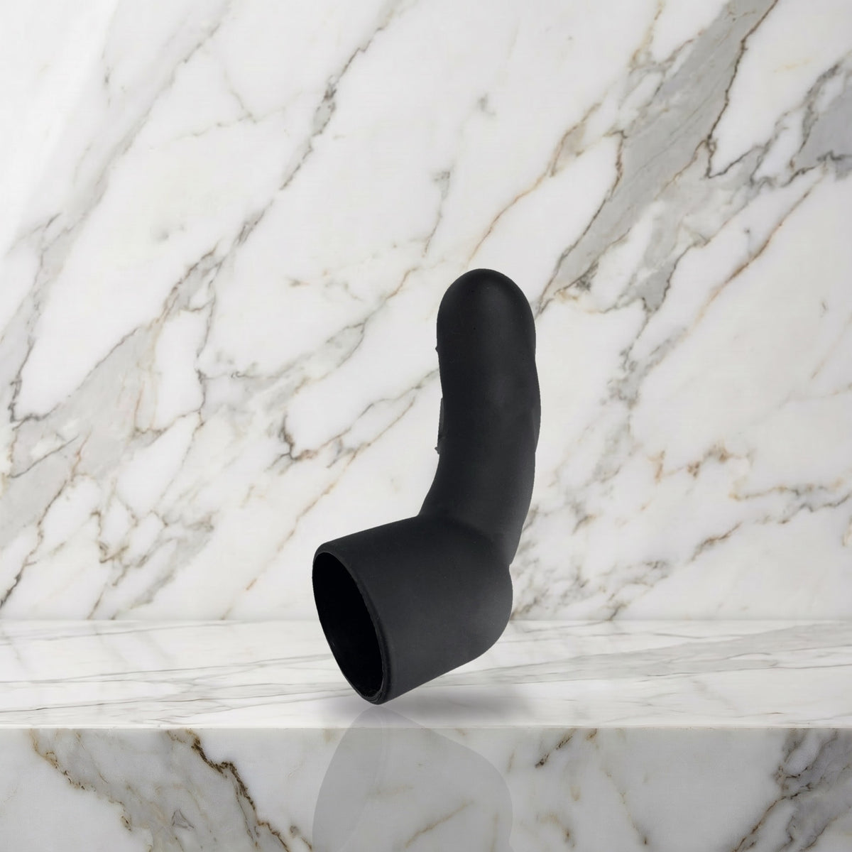Zwart G-spot opzetstuk voor de Melody en VIM wandmassager op een marmeren plank