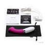 Sfeervolle presentatie van de Gigi 2 vibrator op zachte textiel in gedimde verlichting