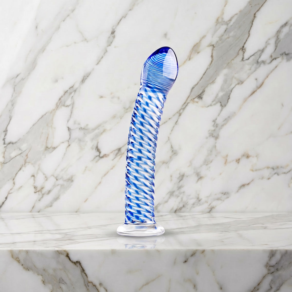 Glazen dildo met blauw-witte spiraal op een marmeren plank, Gildo No. 5