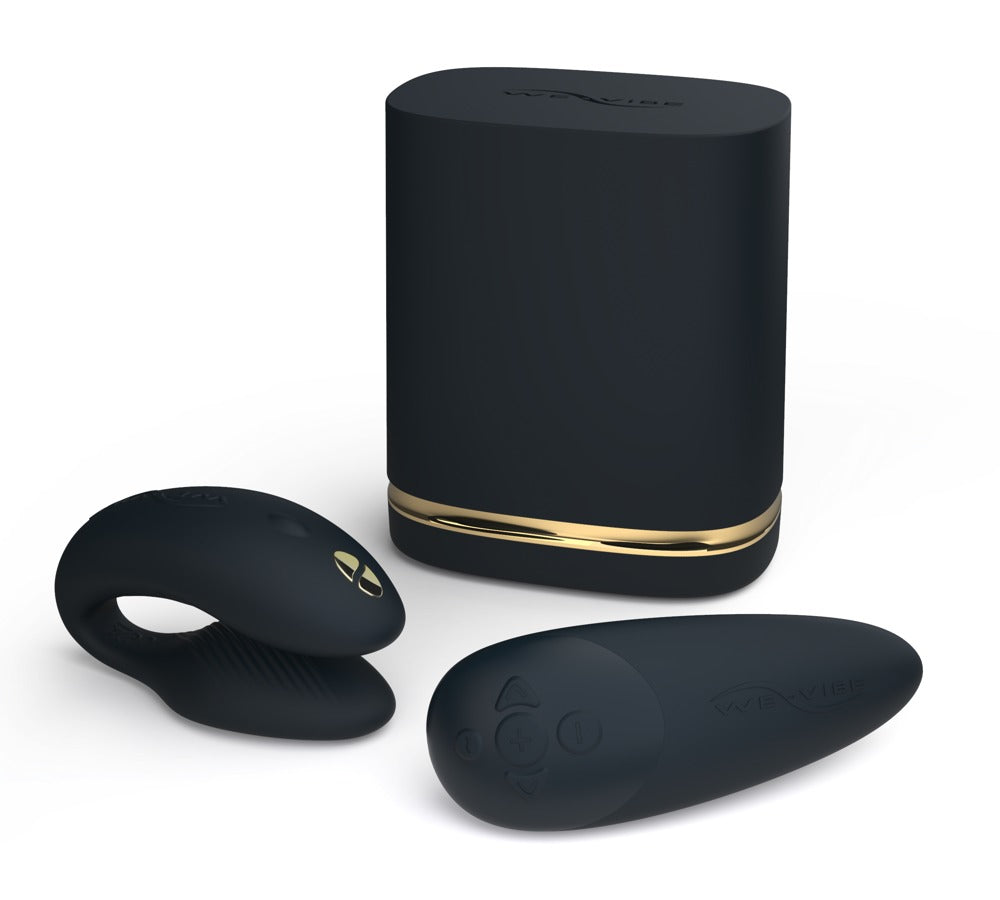 Zijaanzicht van de luxe giftset met beide intimate wellness producten en elegante verpakking