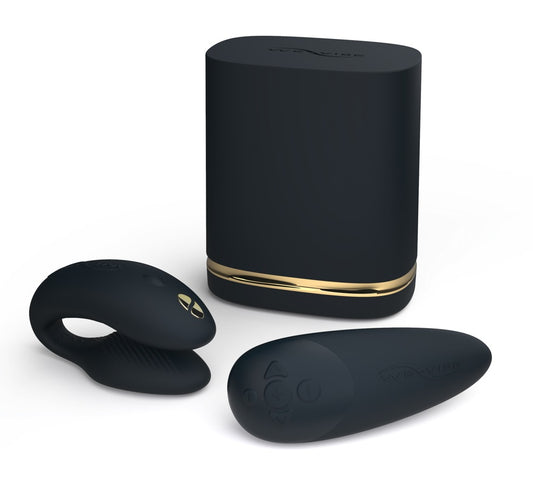Zijaanzicht van de luxe giftset met beide intimate wellness producten en elegante verpakking