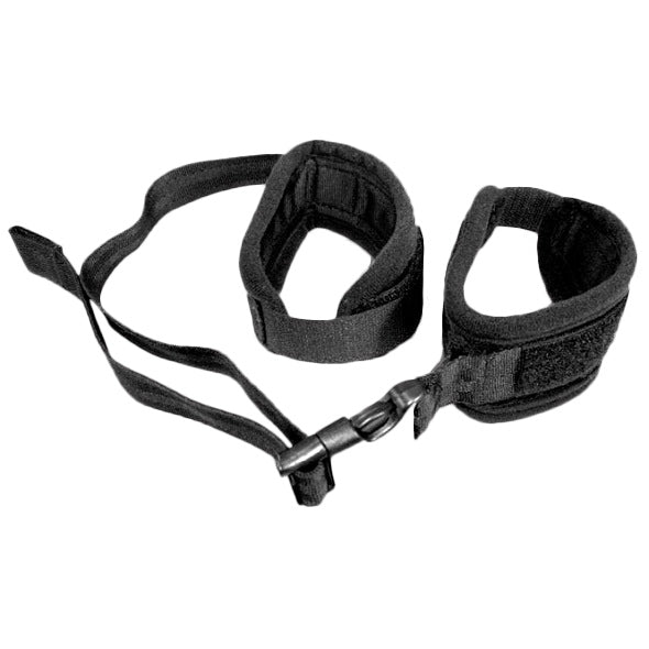 Twee zwarte nylon manchetten met klittenband en de lange verbindingsband