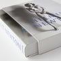 Helmut Newton TASCHEN fotoboek groot formaat witte hardcover in cassette met blauwe titeltekst