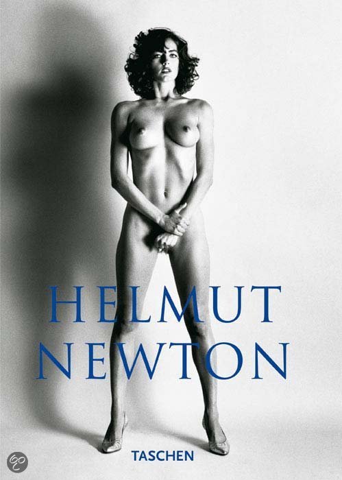 Helmut Newton TASCHEN fotoboek voorkant met zwartwit-omslagfotografie en blauwe titeltekst