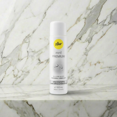 Witte pompflacon pjur med PREMIUM glide op een marmeren ondergrond