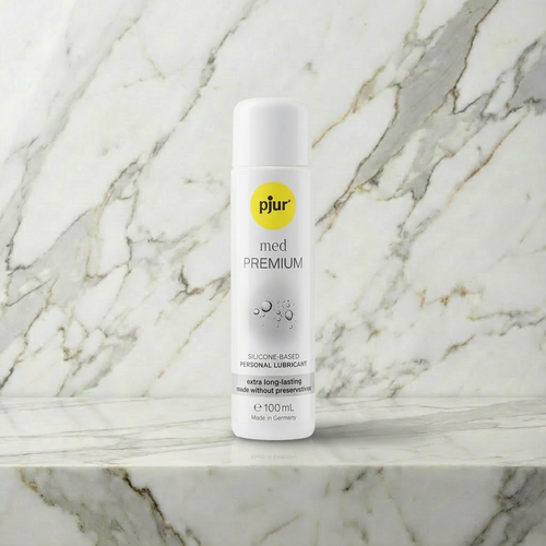 Pjur Med Premium Glide glijmiddel voor overgevoelige huid in doorzichtige flacon op witte achtergrond