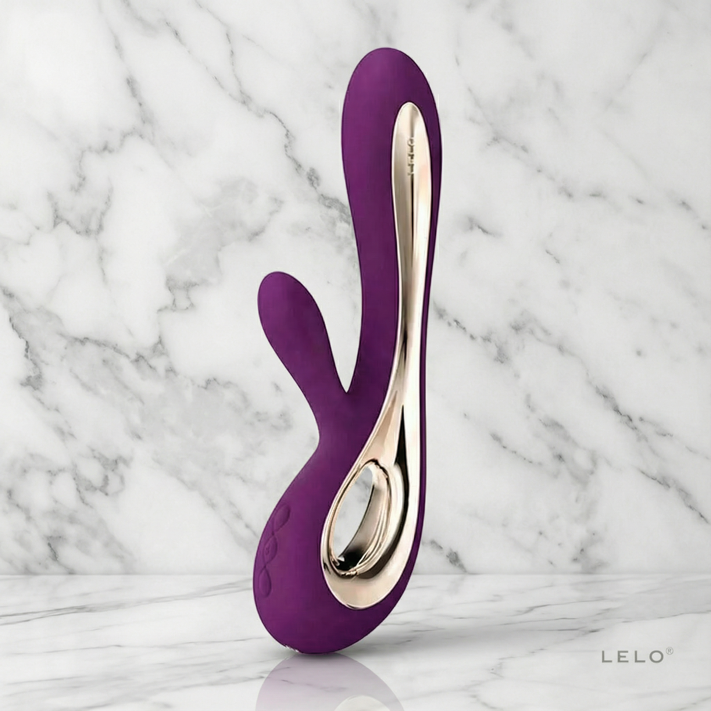 Soraya 2 Lelo vibrator in dieppaars met gouden accenten staand op marmeren achtergrond
