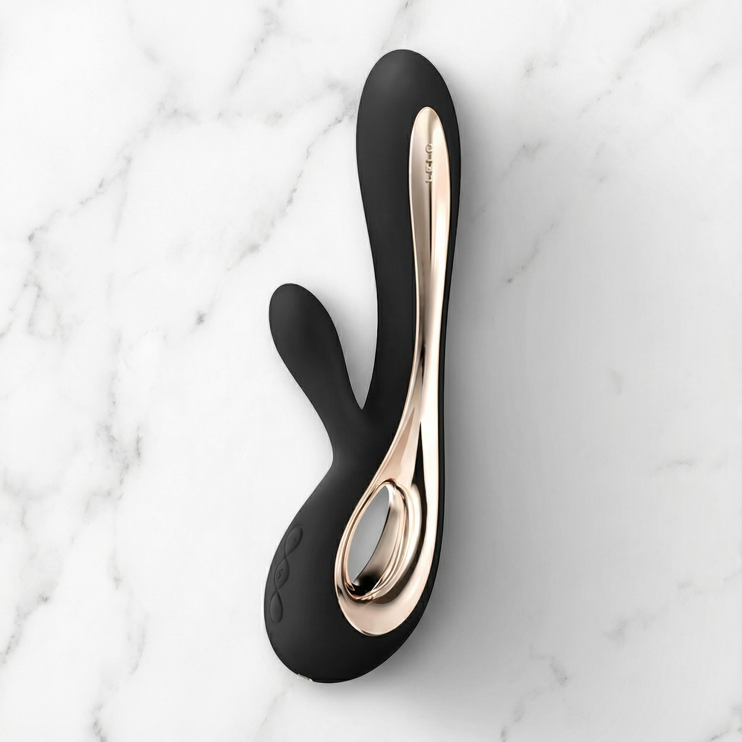 Soraya 2 Lelo vibrator in zwart met gouden accenten bovenaanzicht op marmer