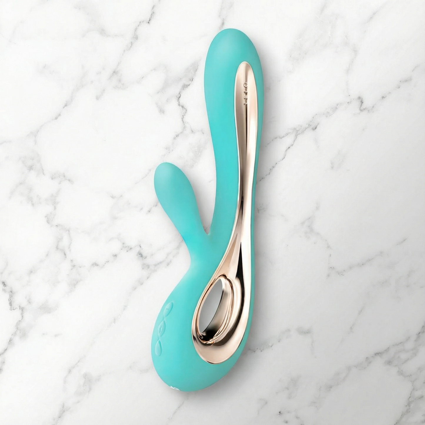 Soraya 2 Lelo vibrator in mintgroen met gouden accenten bovenaanzicht op marmer