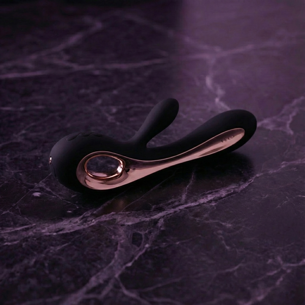 Soraya 2 Lelo vibrator in zwart met roségouden accenten op donker marmer sfeerfoto