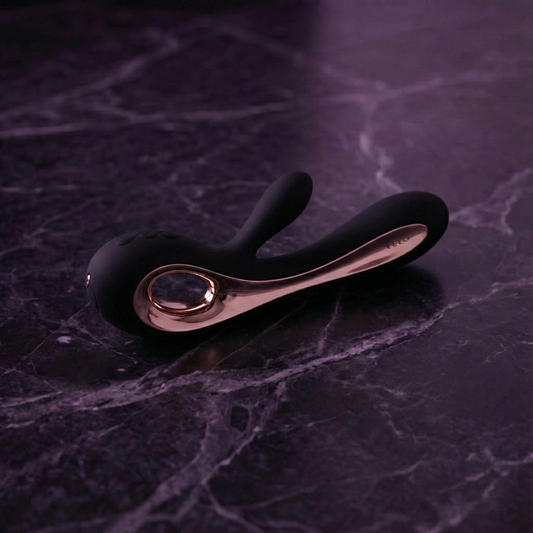 Soraya 2 Lelo vibrator in zwart met roségouden accenten op donker marmer sfeerfoto