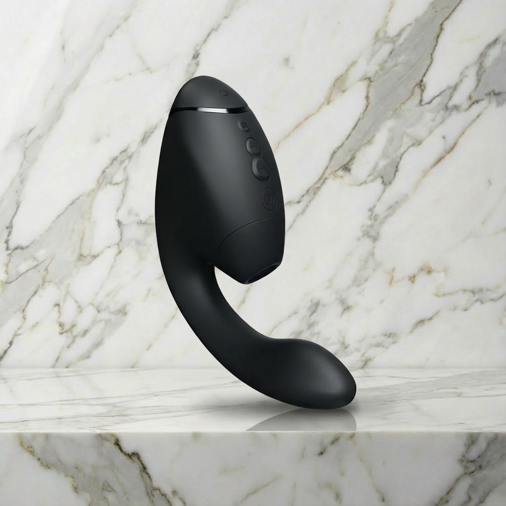 Womanizer Duo Next rabbit vibrator in zwart met siliconen afwerking, zijaanzicht op marmeren ondergrond