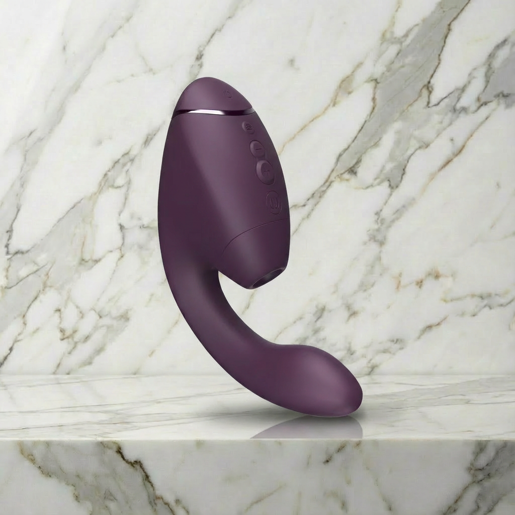 Womanizer Duo Next in paars rechtop op een marmeren plank, rabbit vibrator met luchtdruk