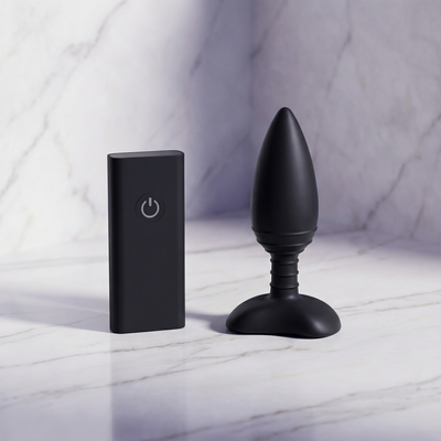 Zwarte Nexus Ace Small vibrerende buttplug met afstandsbediening rechtop op een marmeren plank