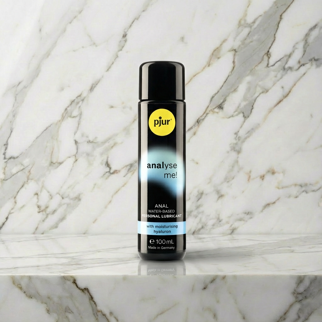 Fles Pjur Analyse Me Water Comfort Glide van 100 ml op een marmeren plank, glijmiddel van Pjur
