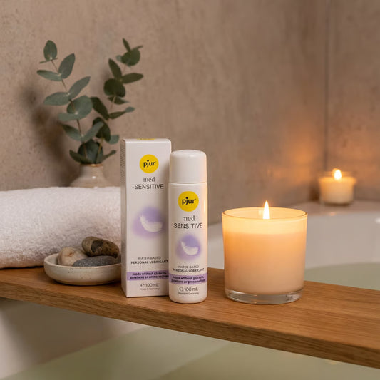 Zijaanzicht van Pjur Med Sensitive intiem glijmiddel tube met productinformatie en doseerknop