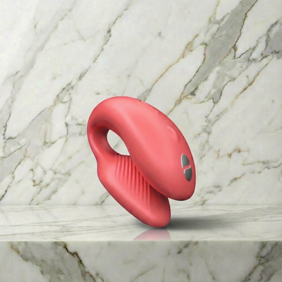 Oranje We-Vibe Chorus duo vibrator op een marmeren plank