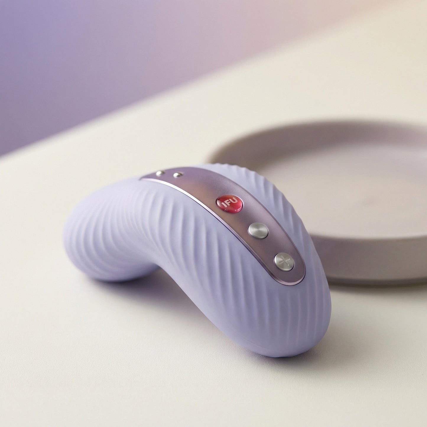 Laya 3 intieme stimulator getoond vanuit zijaanzicht met ergonomische vorm zichtbaar