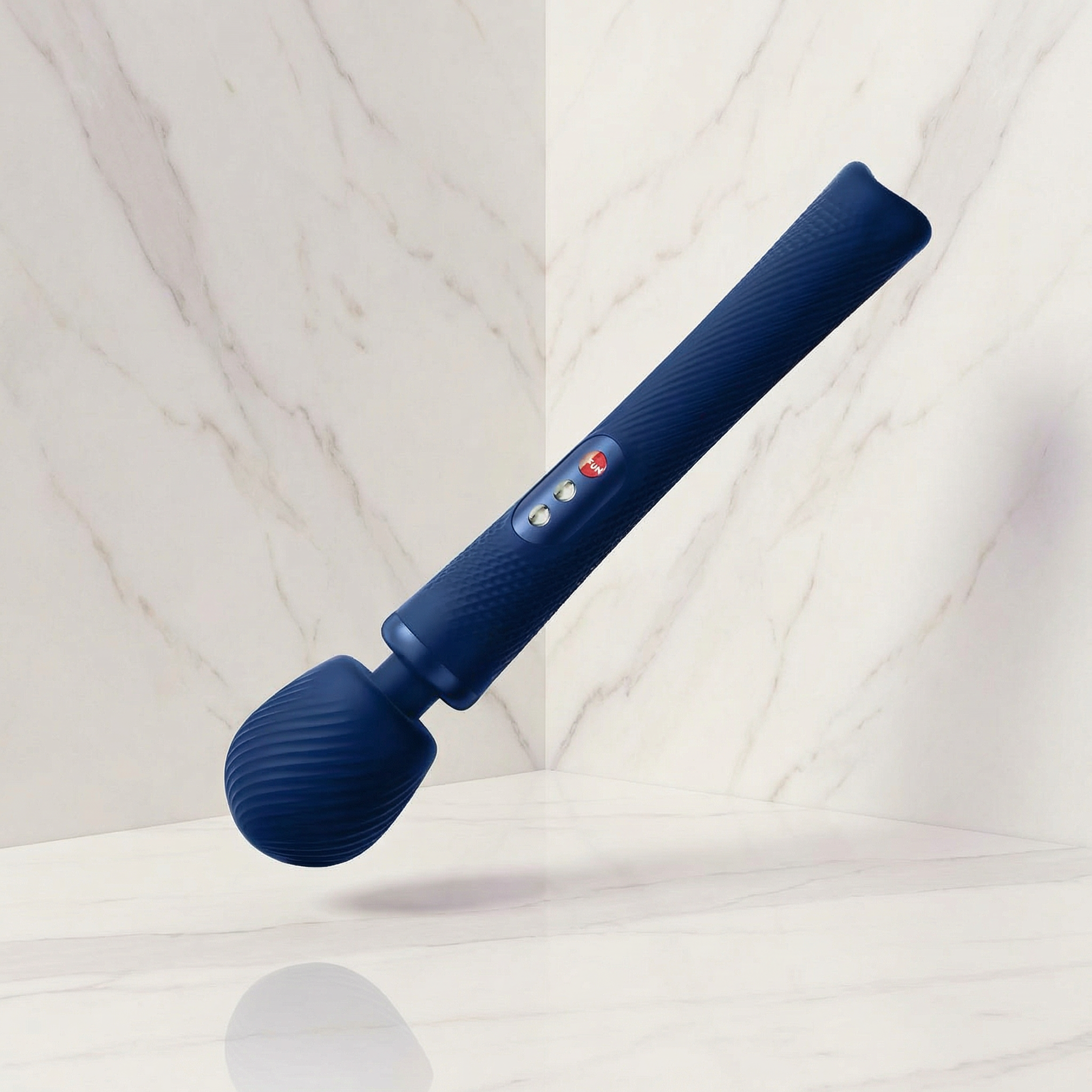 Fun Factory VIM oranje wand massager vooraanzicht op witte achtergrond