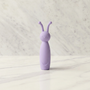 Lila Bee mini vibrator van De Paarse Keizerin in paarse kleur op witte achtergrond