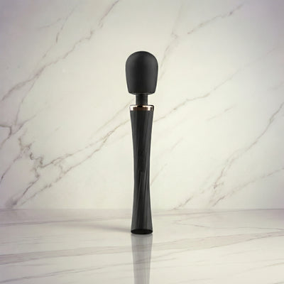 Zwarte Wandmassager Melody rechtop op een marmeren plank