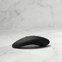 Zwarte Aludra stimulator met gebogen ergonomisch design op marmeren ondergrond