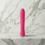 Svakom Anya Heating Vibrator in roze op stijlvolle achtergrond