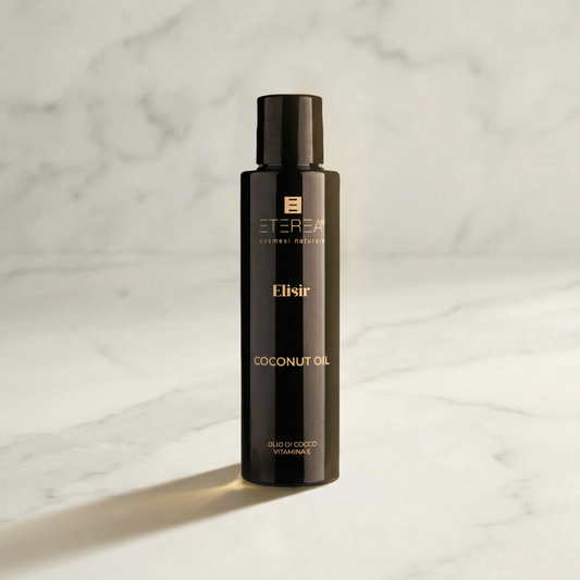 Eterea Pure and Natural Coconut Massage Oil fles op witte achtergrond voor intieme wellness