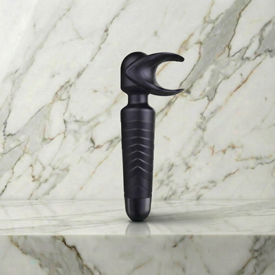 Man.Wand wandvibrator voor mannen rechtop op een marmeren plank, Manwan