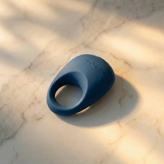 We-Vibe Pivot vibrerende cockring in paars silicone op witte achtergrond
