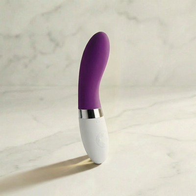 Paarse Lelo Liv 2 staafvibrator met wit handvat rechtop op een marmeren plank