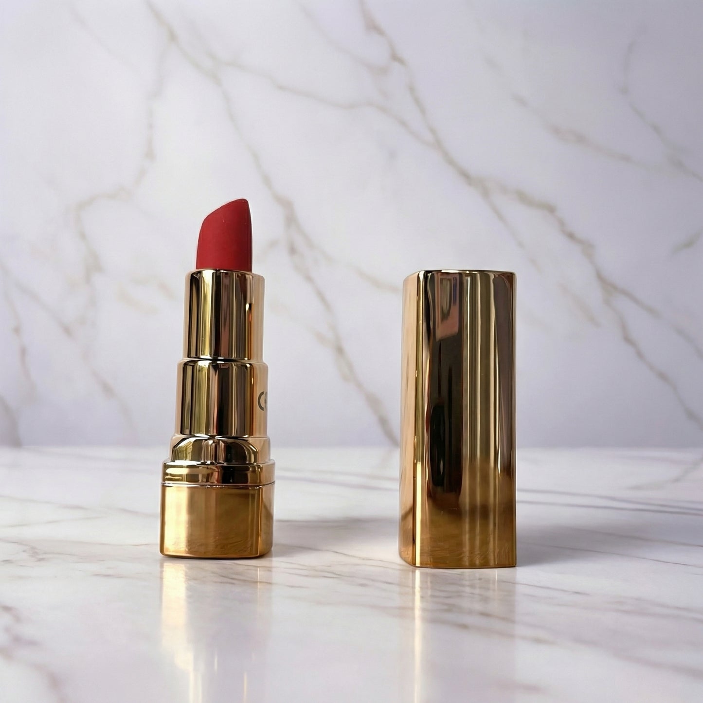 Lippenstift vibrator van De Paarse Keizerin in elegante vormgeving op witte achtergrond