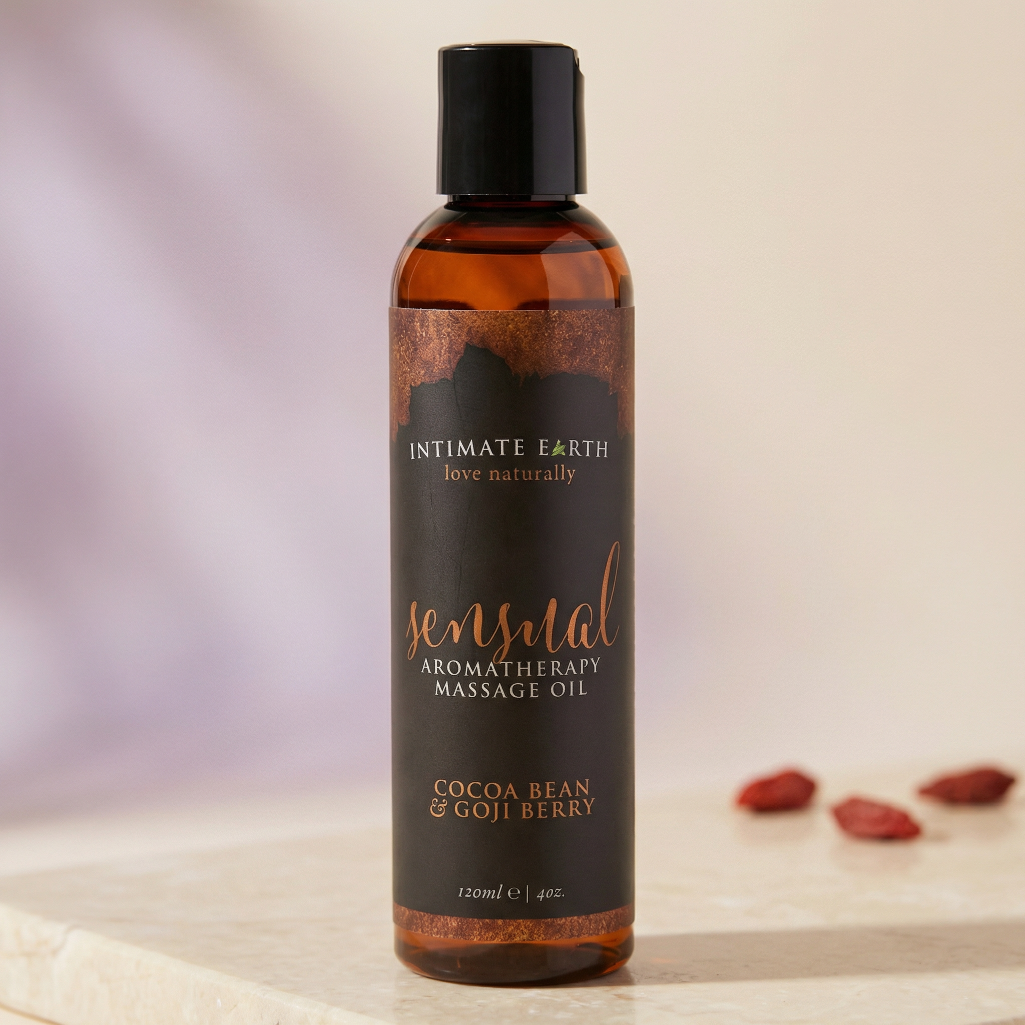 Fles Sensual Aromatherapy Massage Oil 120 ml met gedroogde gojibessen, Intimate Earth